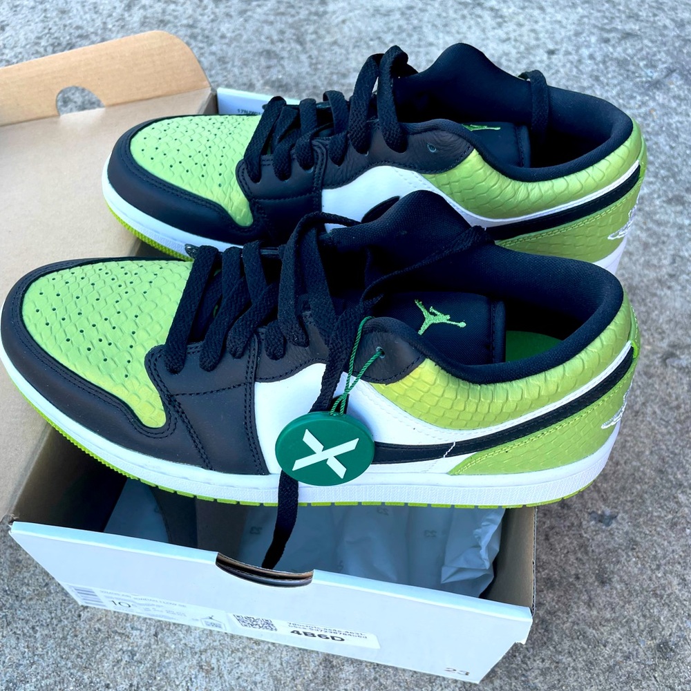 New in box! Nike Wmns Air Jordan 1 Low SE ‘Vivid Green Snakeskin’ DX4446-301